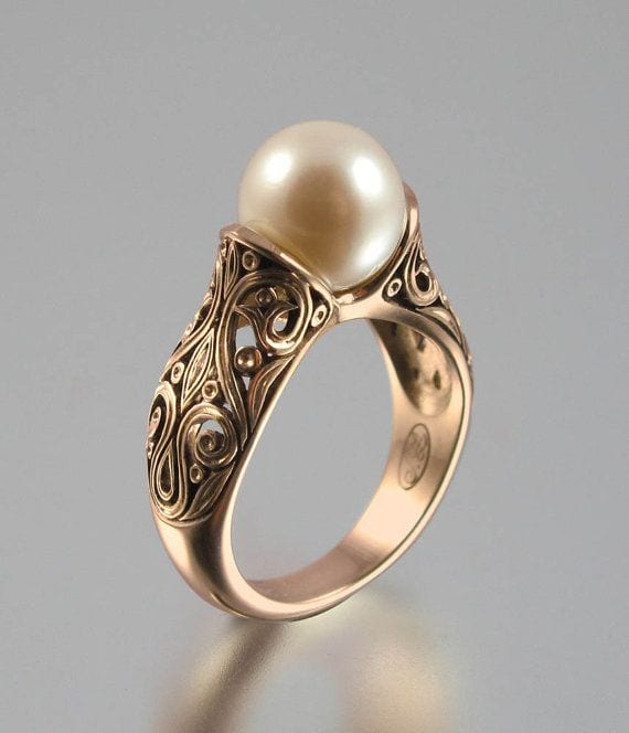 Bague en or rose ciselée, sertie d’une perle